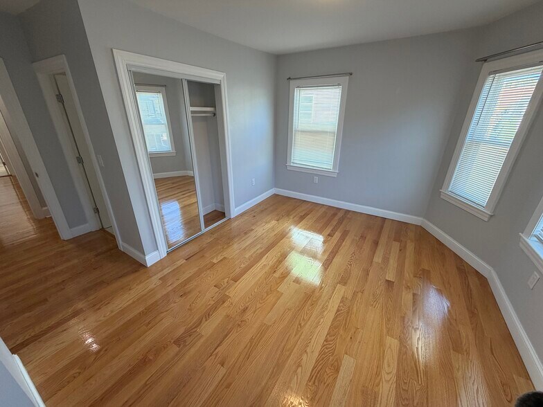 BEDROOM 1 - 31 Middle St