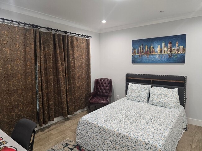 Building Photo - Fully Furnished 2 Bed, 2 Bath Townhome – 5...