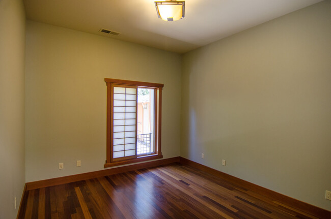 Building Photo - Beautifully Updated Private Guest House wi...