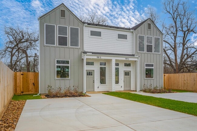 Building Photo - 918 St Clair St