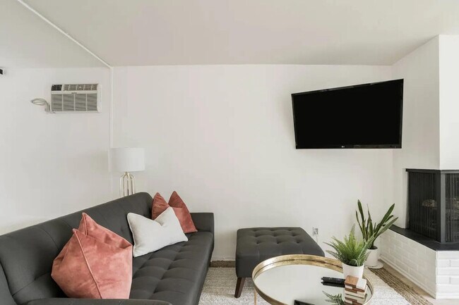 Building Photo - 1773 Torrance St