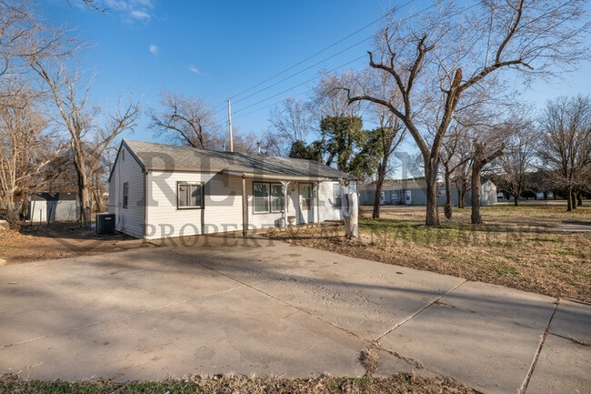 Building Photo - 110 N Doris St