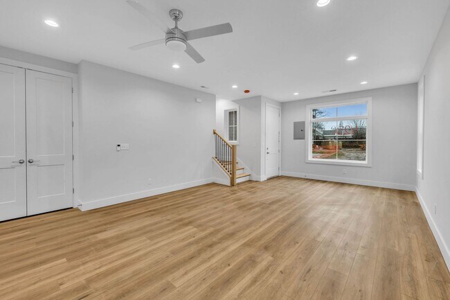 Building Photo - 425A Veritas St.