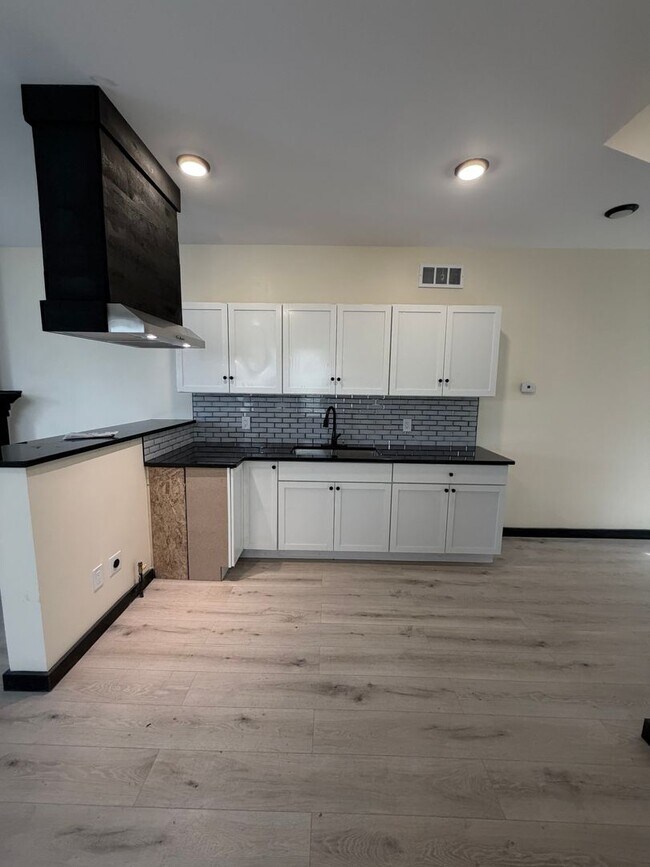 Building Photo - 4 bedroom townhouse