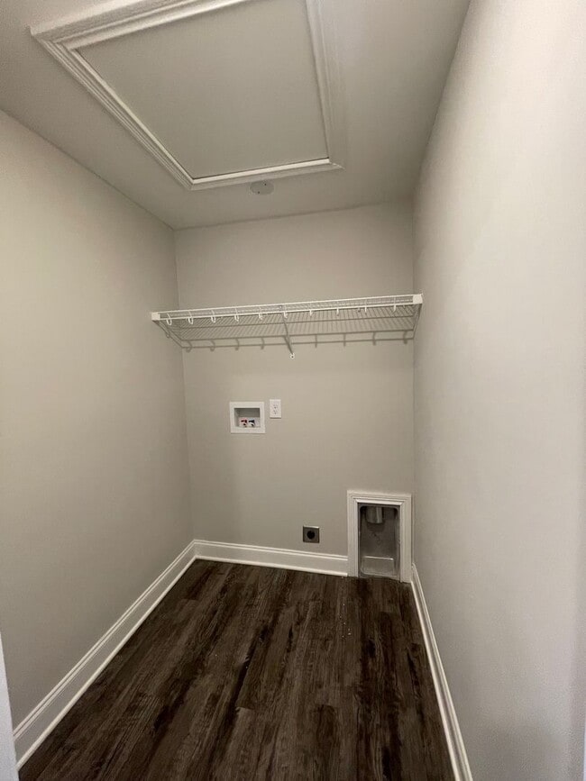 Building Photo - 2 Bed/2.5 Bath Townhome with Garage (Water/Sewer/Trash Included)