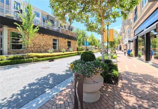 Building Photo - 120 Grand Cres