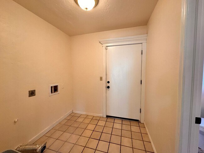 Building Photo - Spacious 4 Bed in Deer Creek