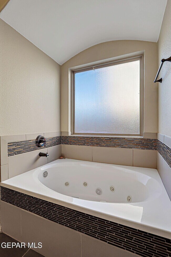 Building Photo - 14805 Holly Springs