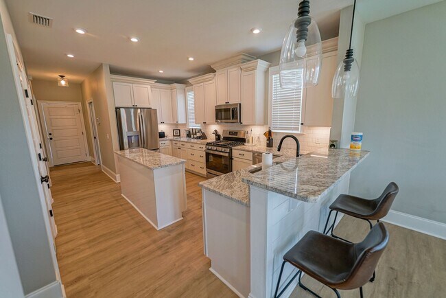 Building Photo - Available end of January in beautiful Summ...
