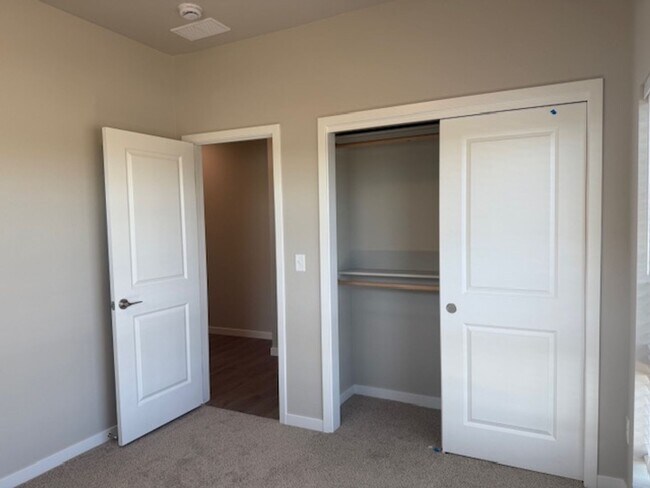 Building Photo - 1370 Howling Moon Wy
