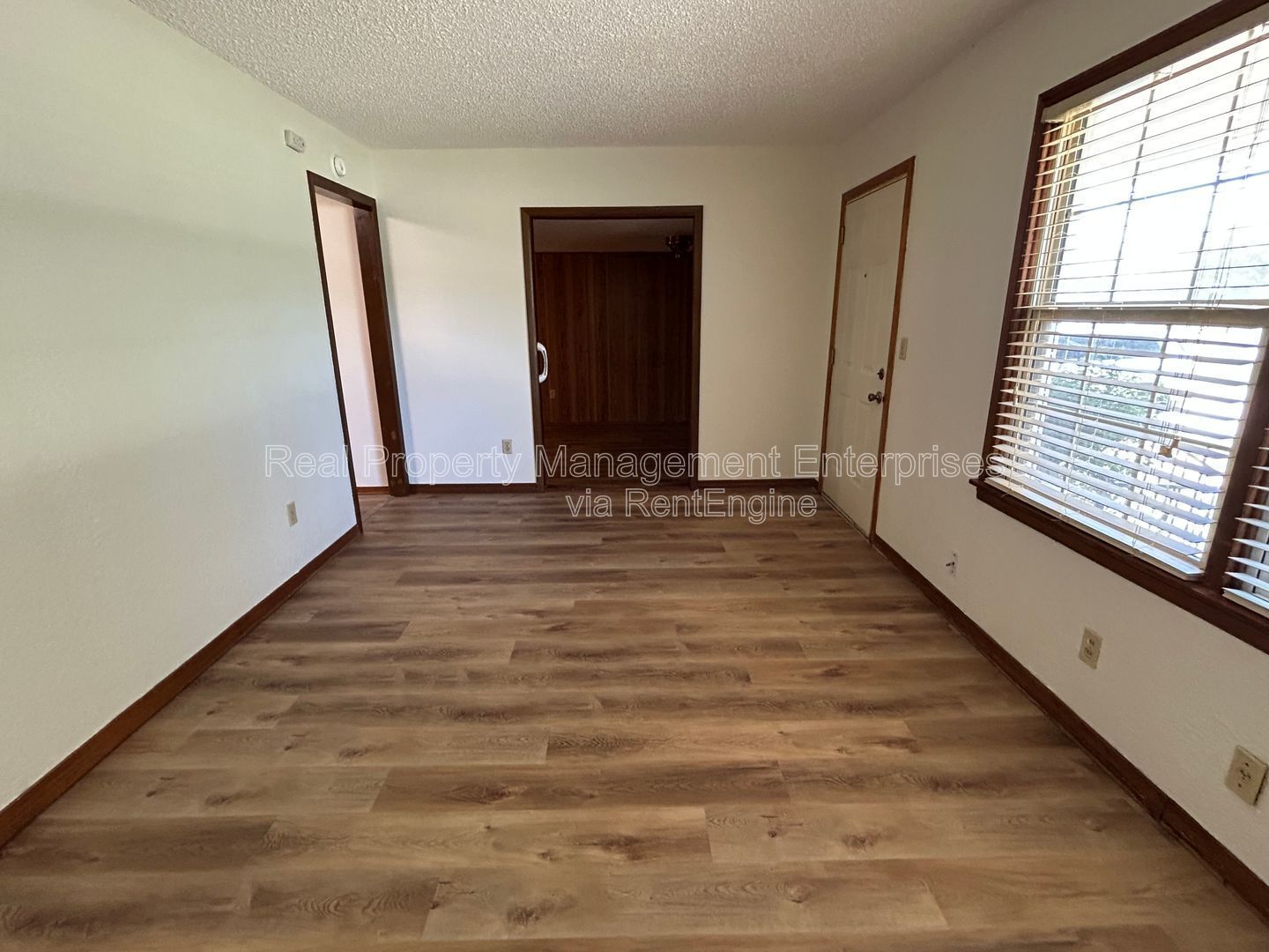 Building Photo - 204 Wolf Ln