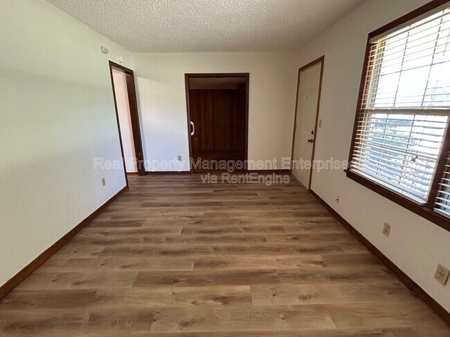 Building Photo - 204 Wolf Ln