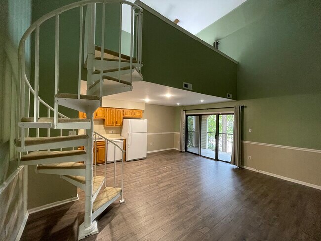 Open Concept Living - 35 Summit Ct