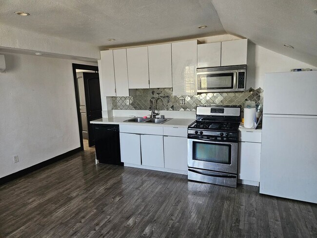 Building Photo - 534 N Berendo St