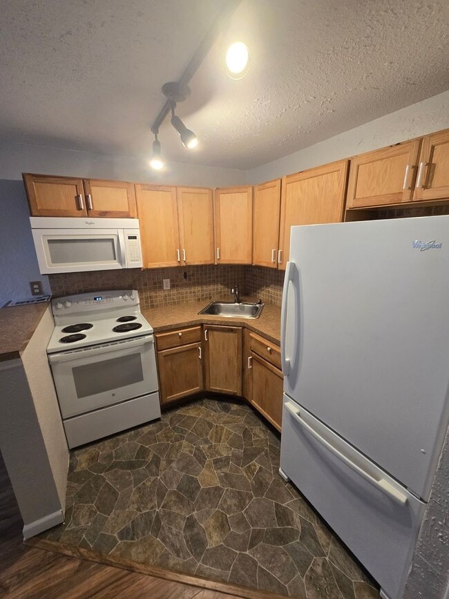 Building Photo - 1BR / 1BA Condo For Rent  - Move in specia...