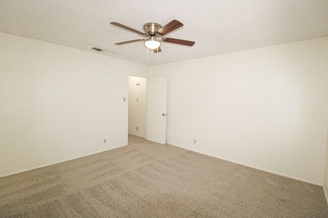 Building Photo - 1327 Julienne Pl