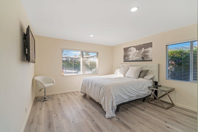 Building Photo - 2900 Lakeridge Dr