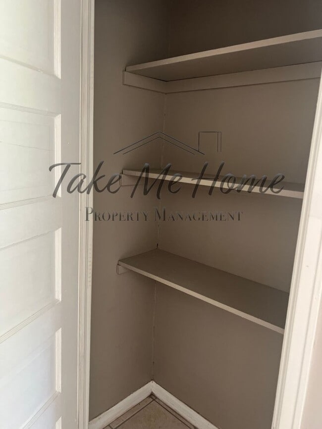 Building Photo - Adorable 2 Bedroom w/ Flex Room!