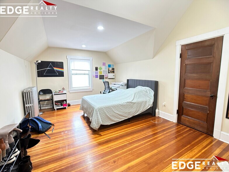 Building Photo - 74 Leicester St