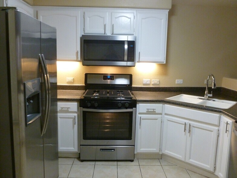 Building Photo - 3400 Cabana Dr
