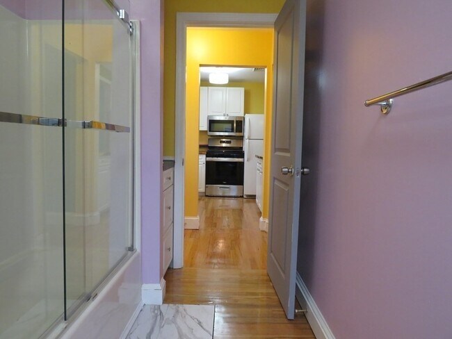 Building Photo - 715 Main St