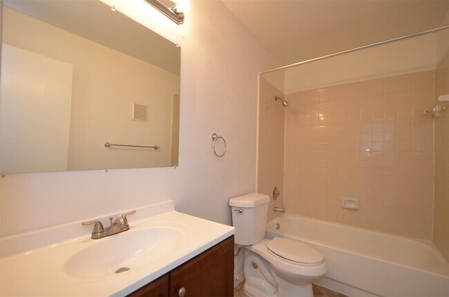 Building Photo - 9700 Leawood Blvd