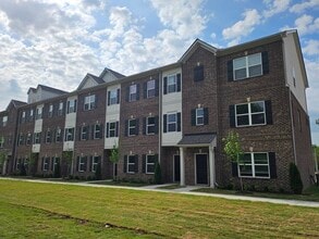 Building Photo - 128 Rosebush Ln