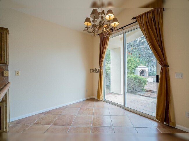 Building Photo - 4605 N Clear Creek Dr