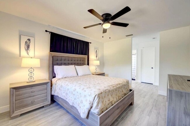 Building Photo - 543 SE Greenway Terrace