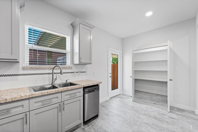 Building Photo - 913 Turner Dr