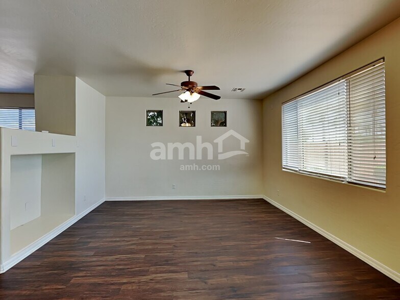 Building Photo - 14493 W Weldon Ave