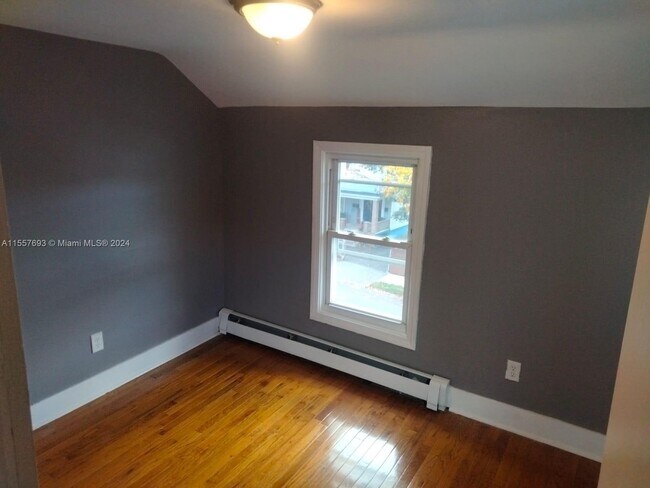 Building Photo - 1494 Iranistan Ave