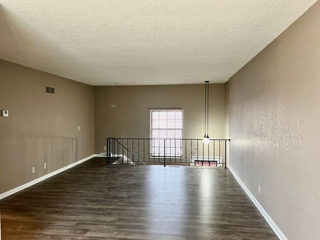 Building Photo - Spacious 3 bedroom Duplex