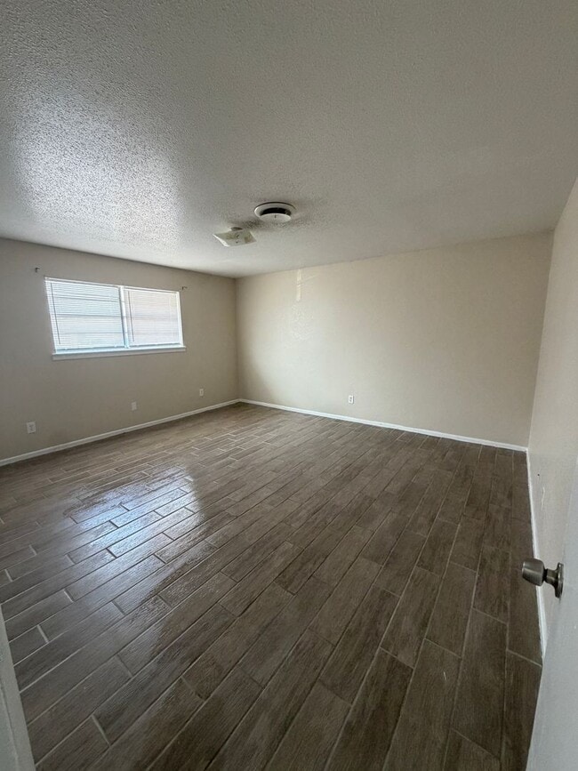 Building Photo - Spacious 2 bedroom with applicances