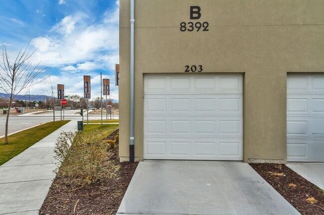 Building Photo - Spacious 3 Bed 2 Bath Condo in Sandy!