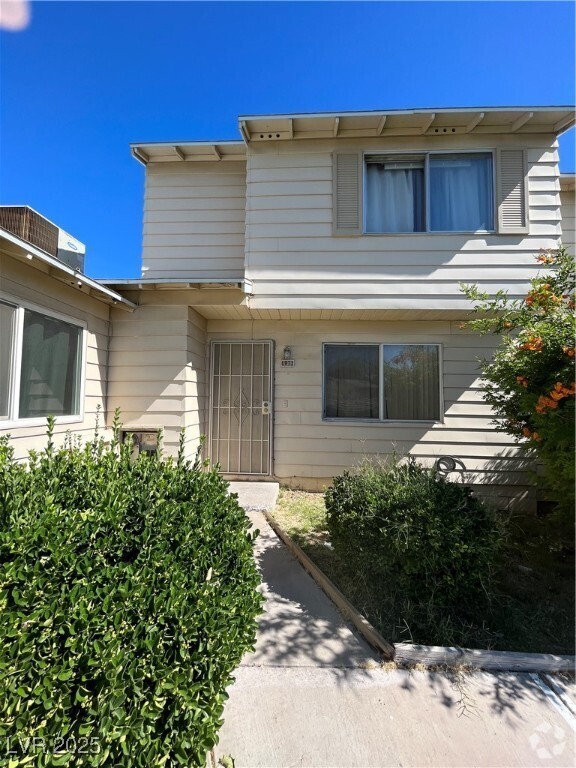 Building Photo - 4972 Larkspur St