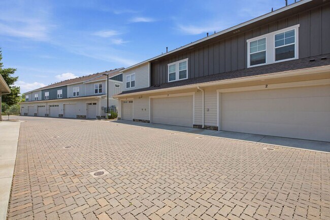 Building Photo - 3 Bedroom Townhome in Fort Collins