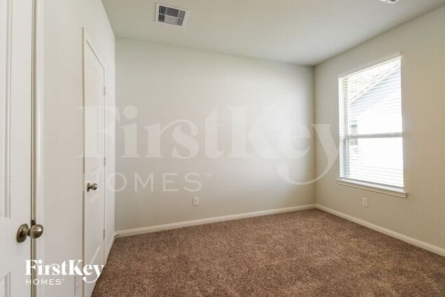 Building Photo - 131 Lk Wy Cir