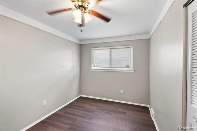 Building Photo - Gorgeous Madison Heights Gem!