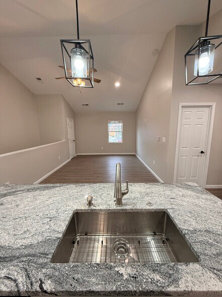 Building Photo - 737 Oak St