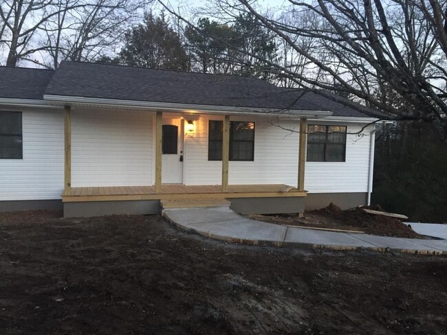 Building Photo - 4 Bedroom, 3 Bath Basement Ranch with Coun...