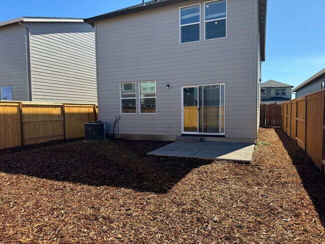 Building Photo - 4 bedroom 2.5 bathroom in Marcola Meadows!