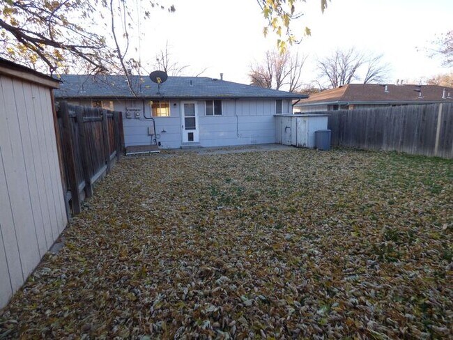 Building Photo - Cozy 2 Bed/1 Bath Duplex Near Lake Loveland!