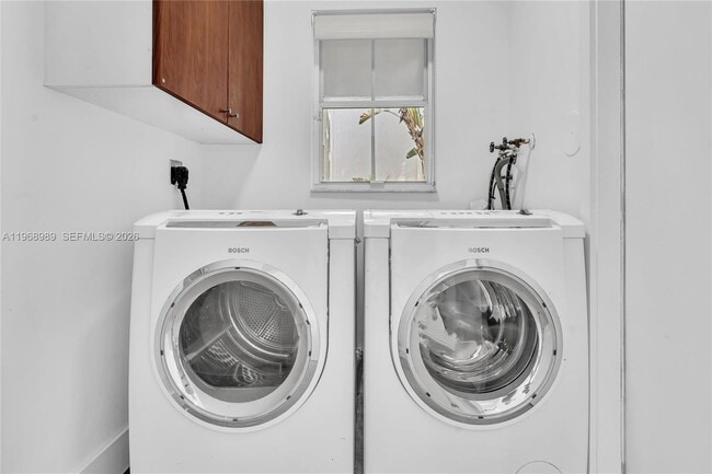 Building Photo - 4917 SW 32nd Way