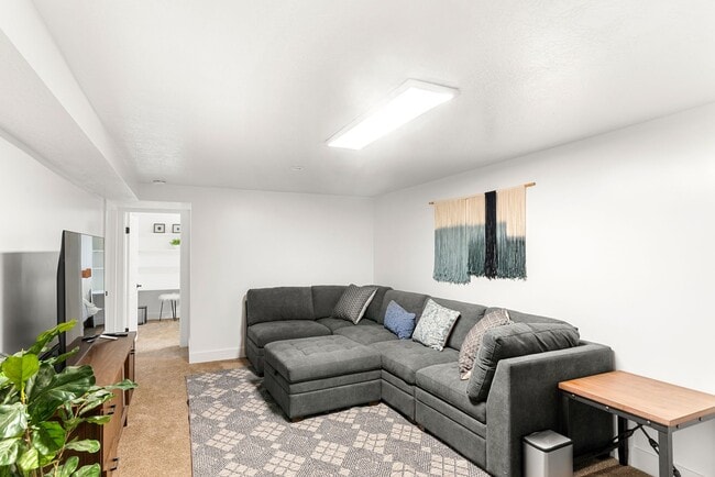 Building Photo - 940 E Buddlea Dr