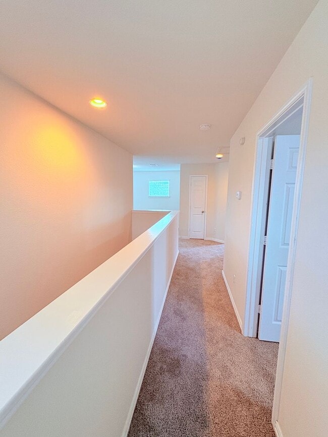 Building Photo - Large Home In Preston Village