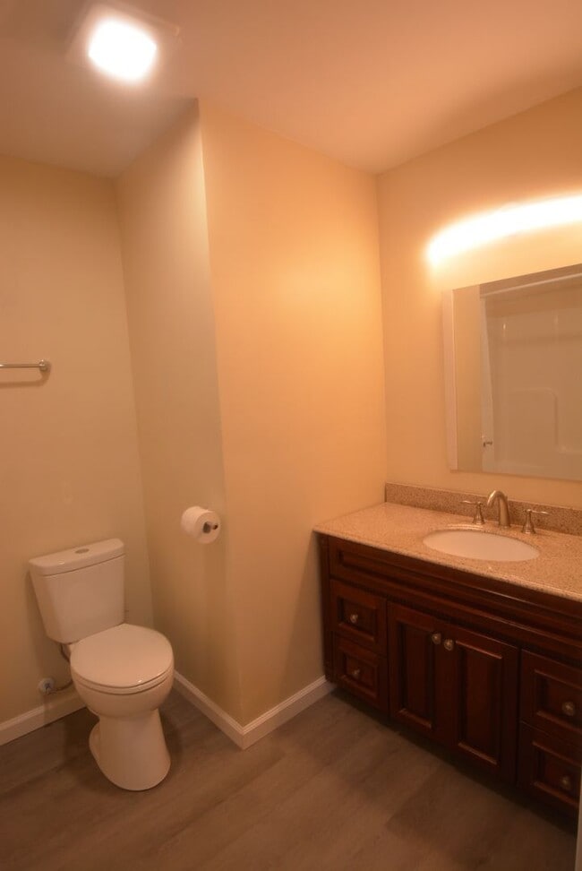 Building Photo - Updated and Charming 3 Bedroom 1.5 Bathroo...