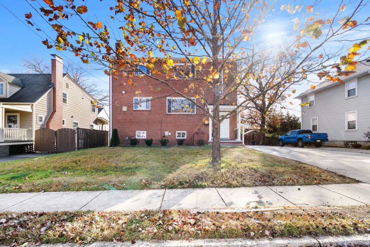 Building Photo - 618 19th St S