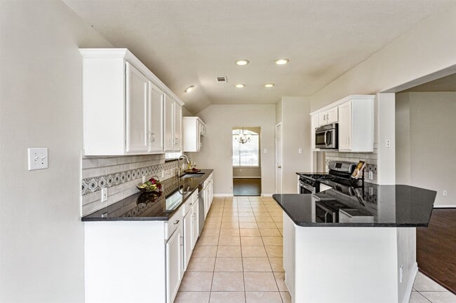 Building Photo - 3131 Stratford Pointe Dr