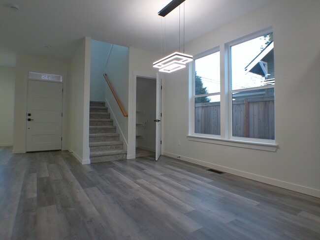 Building Photo - 528 S 7th St